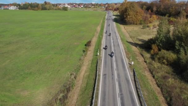 Motorradkolonne Auf Asphaltstraße Stadtnähe Saisonabschluss Luftaufnahme — Stockvideo