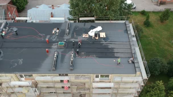 Workers roofers repair flat house roof in city, aerial view — Stock Footage Workers Roofers Repair Flat House Roof City Aerial View Royalty Free Stock Video