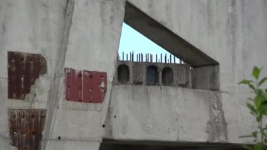 Şehirdeki inşa edilmemiş stadyum inşaatı harabeleri