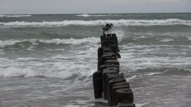 Eski harabe iskele ahşap direkler Baltık deniz sahillerinde iskeleler ve dalgalar