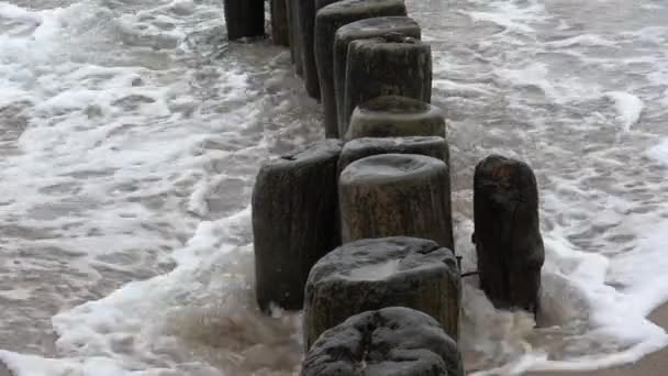 Velhos Postes Madeira Ruínas Fragmento Pilhas Molhe Praia Mar Ondas — Vídeo de Stock