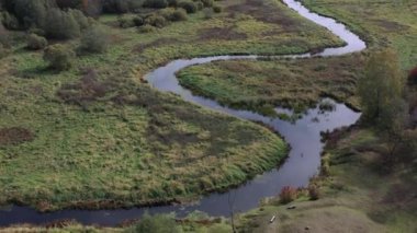 İnsansız hava aracı sonbahar nehri üzerinde uçar bükülür ve ağaçlar, hava manzarası