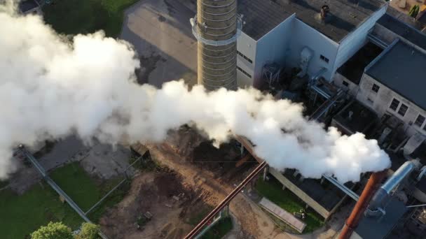 Smokestack Com Fumaça Casa Caldeira Fundo Céu Azul Vista Aérea — Vídeo de Stock