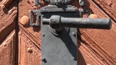 Dekoratif metal saplı antik ahşap kapı.