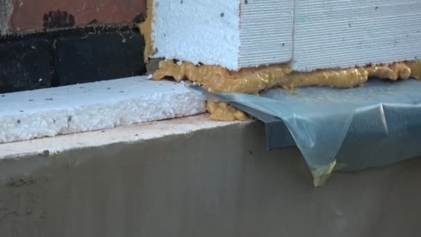 Oude Huis Muur Isolatie Met Polystyreen Waterdicht Stichting Uitzoomen — Stockvideo