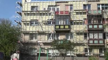 Eski düz ev yenileme ve yalıtım işyeri iskelesi olan, yakınlaştır