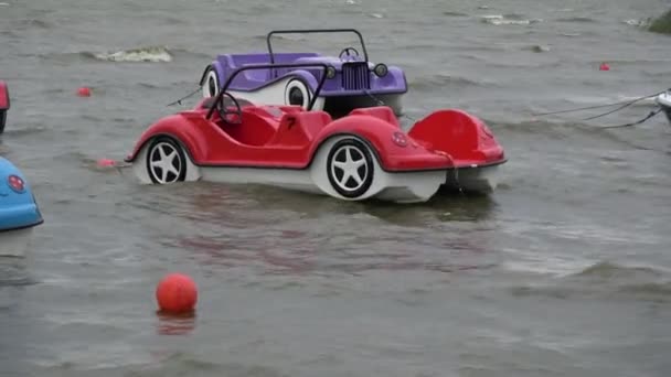 Barcos Plástico Forma Carros Grupo Ondas Mar — Vídeo de Stock