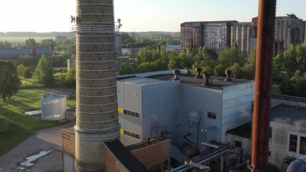 Cheminée avec fumée de la chaufferie, vue aérienne 