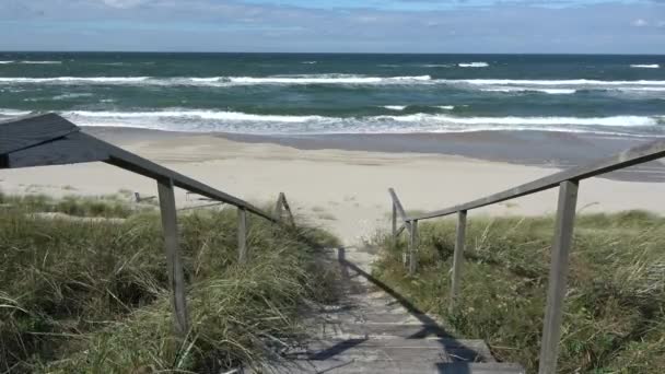 Escaleras Madera Dunas Olas Del Mar Báltico — Vídeos de Stock