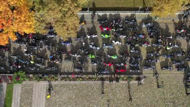 Many Motorcycle Bikers Town Square Closing Season Lithuania Aerial View — ストック動画