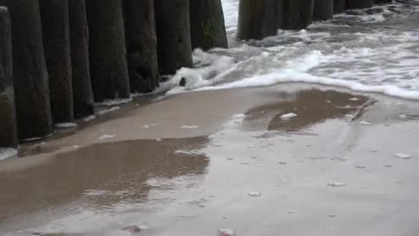 Vecchi Pali Legno Pali Pali Sulla Spiaggia Onde Del Mare — Video Stock