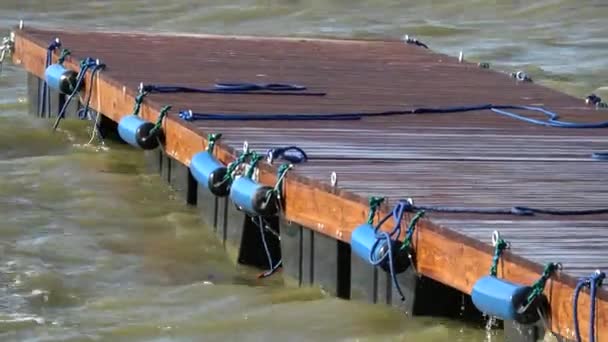 Nový Dřevěný Prázdný Úlomek Mola Vlny Mořské Bouře — Stock video