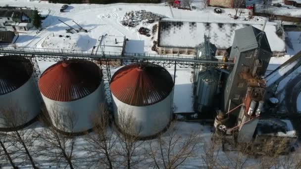 Oude Industriële Graansilo Graanopslagtanks Van Drone Winter Luchtfoto — Stockvideo