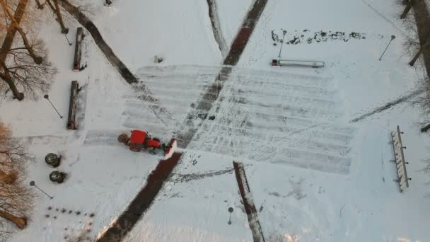 拖拉机清除城市广场和空中的新雪 — 图库视频影像