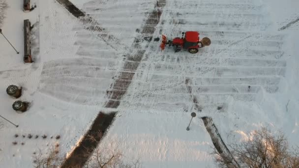 Limpieza Del Tractor Rojo Eliminando Nieve Fresca Plaza Ciudad Vista — Vídeos de Stock