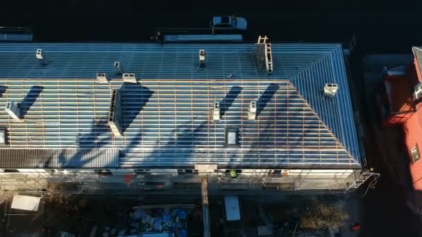 Old flat house roof renovation, aerial view — Stock Footage Old Flat House Roof Renovation Aerial View Royalty Free Stock Video