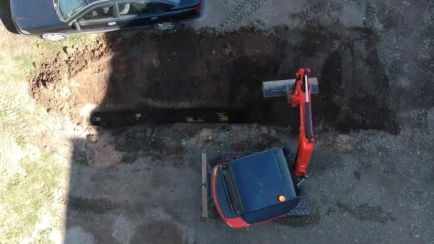 Μικρό Εκσκαφέα Crawler Φορτωτής Θάψει Στο Δρόμο Της Πόλης Τάφρο — Αρχείο Βίντεο