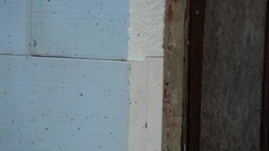 Polistiren ve su geçirmez temeli olan tarihi duvar yalıtımı