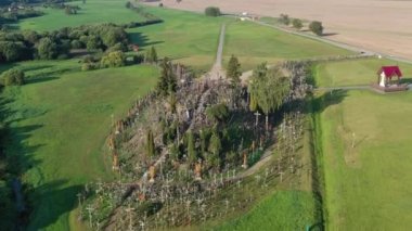 Siauliai yakınlarındaki Litvanya haç tepesi, hava manzaralı.