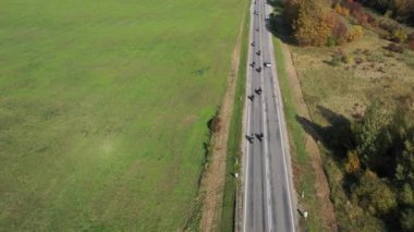 Motosikletliler şehir yakınındaki yolda, sezonun kapanışı, hava... 