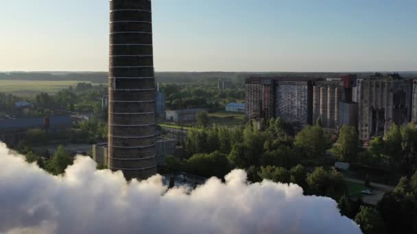 Schoorsteen Met Rook Uit Ketelhuis Vanuit Lucht Gezien — Stockvideo