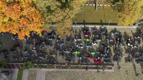 Grupo Motociclistas Praça Cidade Fechamento Temporada Lituânia Aéreo — Vídeo de Stock