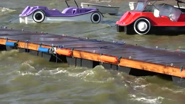 Пластикові Човни Формі Автомобілів Морі Новий Дерев Яний Пірс Хвилях — стокове відео