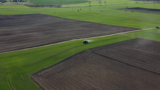 Agricoltura Trattore Diffusione Fertilizzante Sul Campo Primaverile Vista Aerea — Video Stock