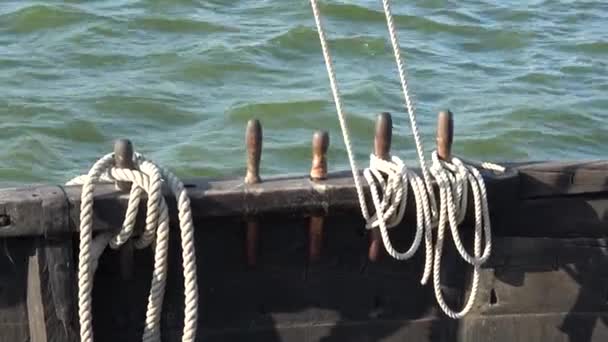 Altes Holzbootfragment Und Meereswellen — Stockvideo
