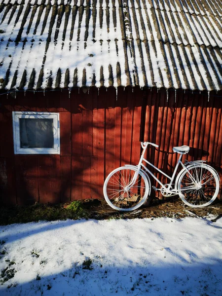 Dekorative Alte Weiß Lackierte Fahrrad Der Nähe Von Bauernhof Scheunenwand — Stockfoto