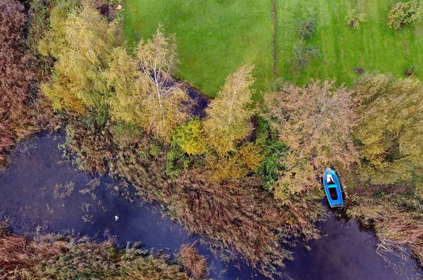 Rivière Automne Bateau Solitaire Bleu Roseaux Bruns — Photo