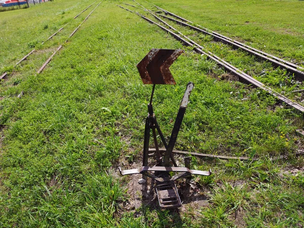 Viejo tren de vía estrecha descuidado con señalización en Lituania —  Fotos de Stock