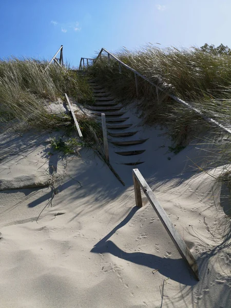 立陶宛波罗的海海滩沙丘上的木制破碎楼梯 — 图库照片