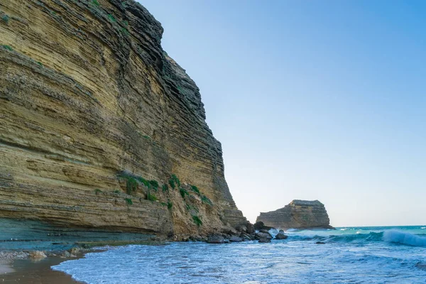 Okyanustaki kayalık bir dağın kıyısından bak..