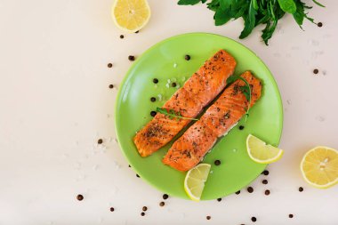 Baharat ve pirinç ile pişmiş somon. Üstten Görünüm