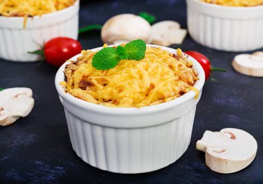 Julienne tavuk ve mantar ile