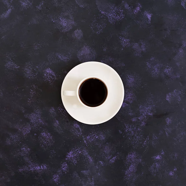 Tasse de café sur fond sombre. Vue du dessus — Photo