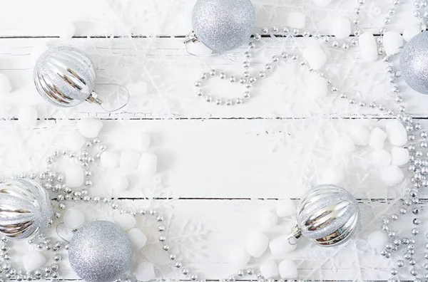 Yeni yıl Noel ahşap beyaz arka plan ile topları ve tinsel
