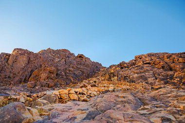 Mount Musa çöl sunrise. Doğa arka plan gökyüzü ve kayalar ile