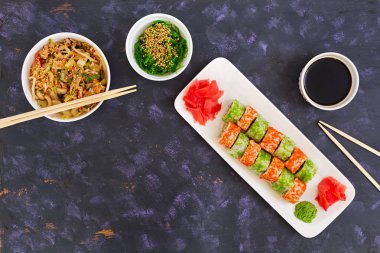 Suşi roll koyu arka plan üzerinde. Üstten Görünüm