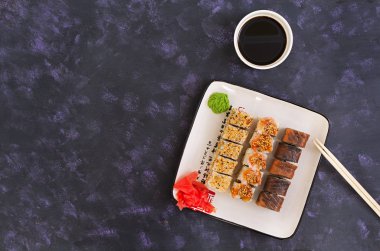 Suşi roll koyu arka plan üzerinde. Üstten Görünüm