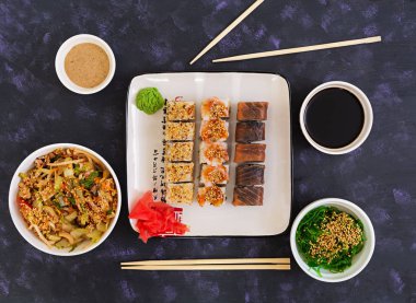 Suşi roll koyu arka plan üzerinde. Üstten Görünüm