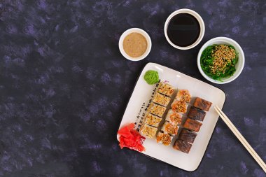 Suşi roll koyu arka plan üzerinde. Üstten Görünüm