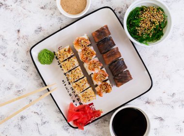 Suşi roll koyu arka plan üzerinde. Üstten Görünüm