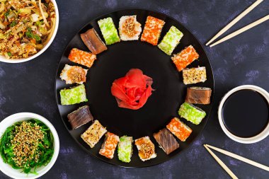 Suşi roll koyu arka plan üzerinde. Üstten Görünüm