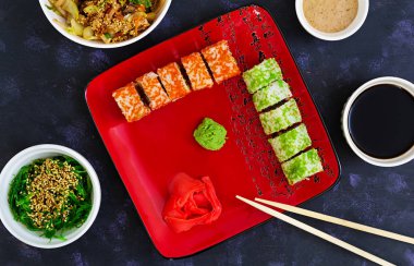 Suşi roll koyu arka plan üzerinde. Üstten Görünüm