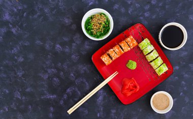 Suşi roll koyu arka plan üzerinde. Üstten Görünüm