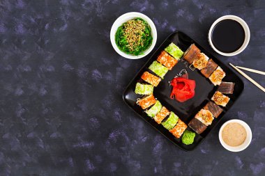 Suşi roll koyu arka plan üzerinde. Üstten Görünüm