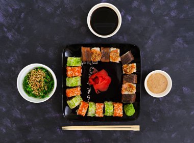 Suşi roll koyu arka plan üzerinde. Üstten Görünüm