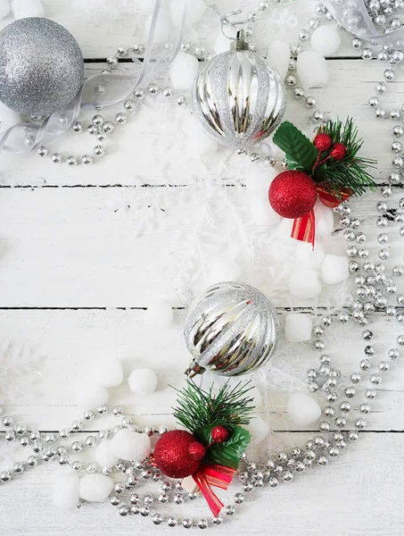 Nouvel An Noël fond blanc en bois avec boules et tinsel — Photo